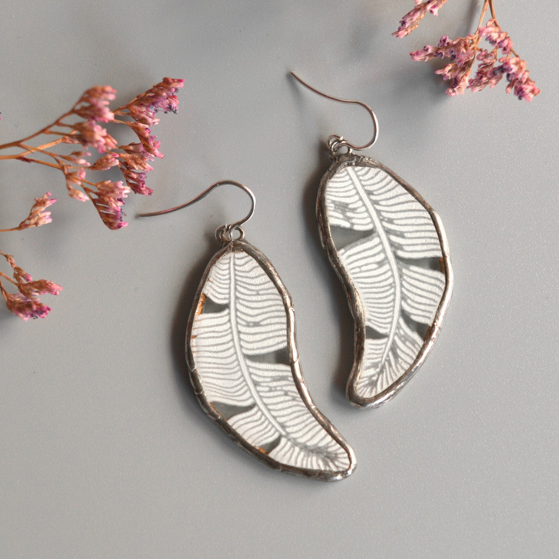 Pendientes bohemios de pluma blanca, Joyas únicas de vidrio artesanal - 7
