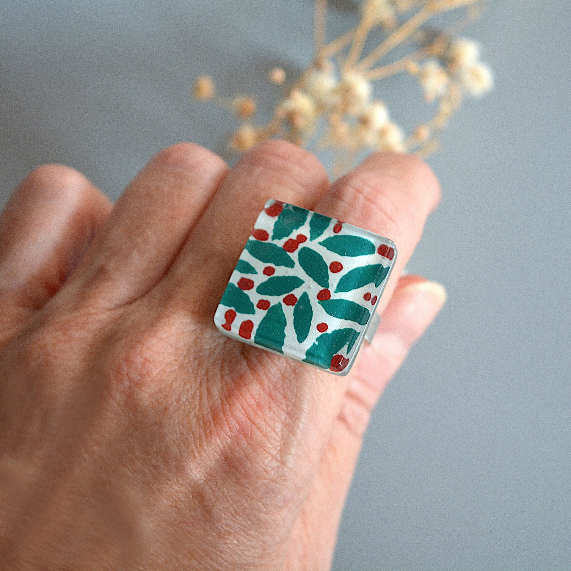 Anillo LUSH con hojas abstractas en verde y rojo, Talla ajustable - 1