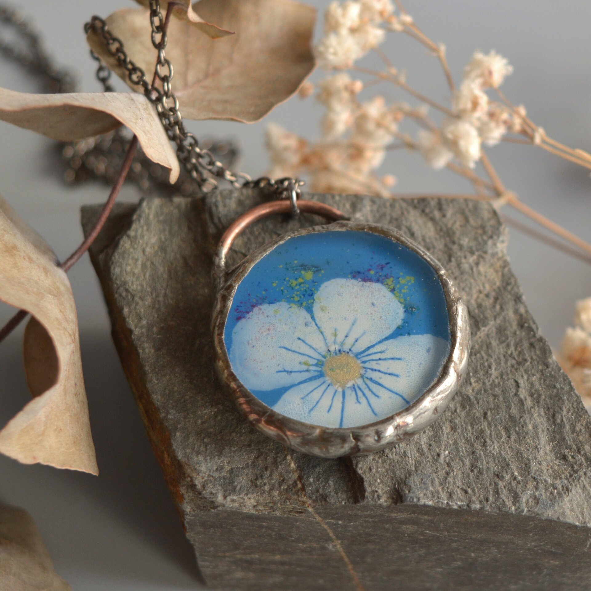 Colgante azul con flor blanca, Joyas artesanales únicas de vidrio reciclado - 3