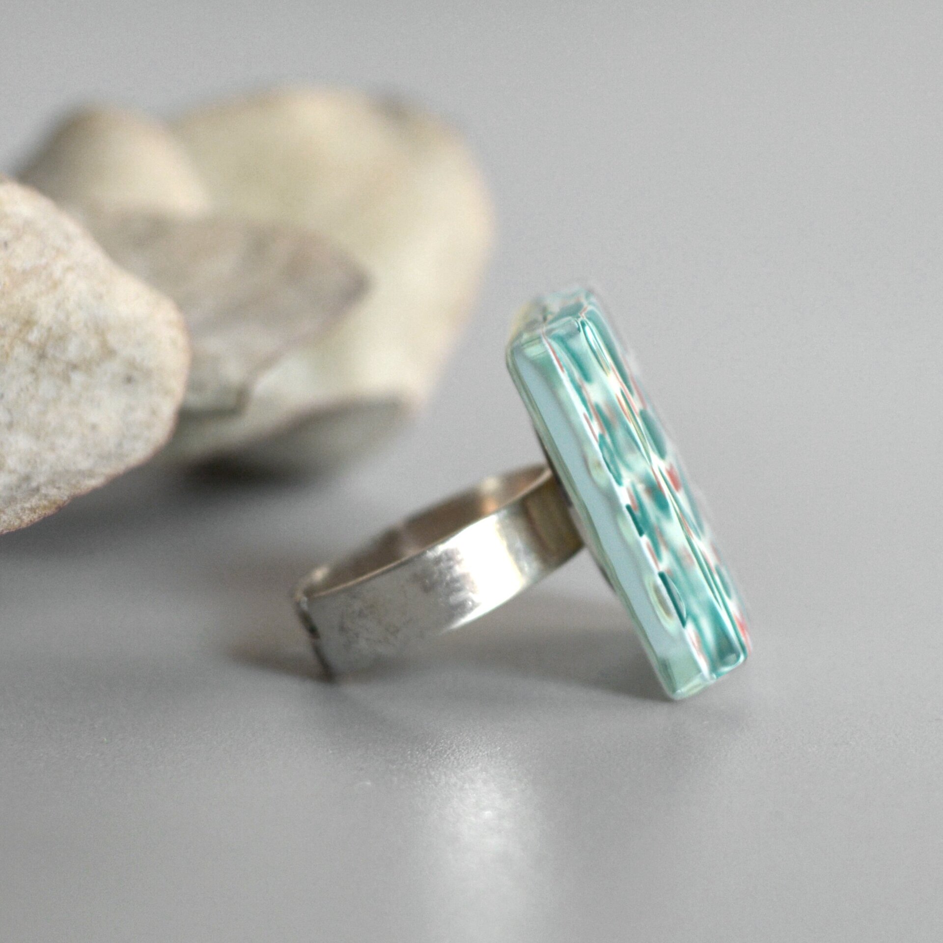 Anillo LUSH con hojas abstractas en verde y rojo, Talla ajustable - 5