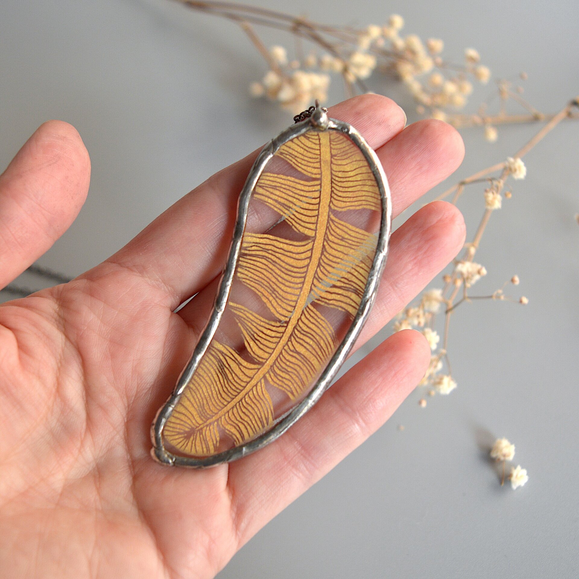 Colgante bohemio de pluma dorada, Joyas únicas de vidrio artesanal - 3