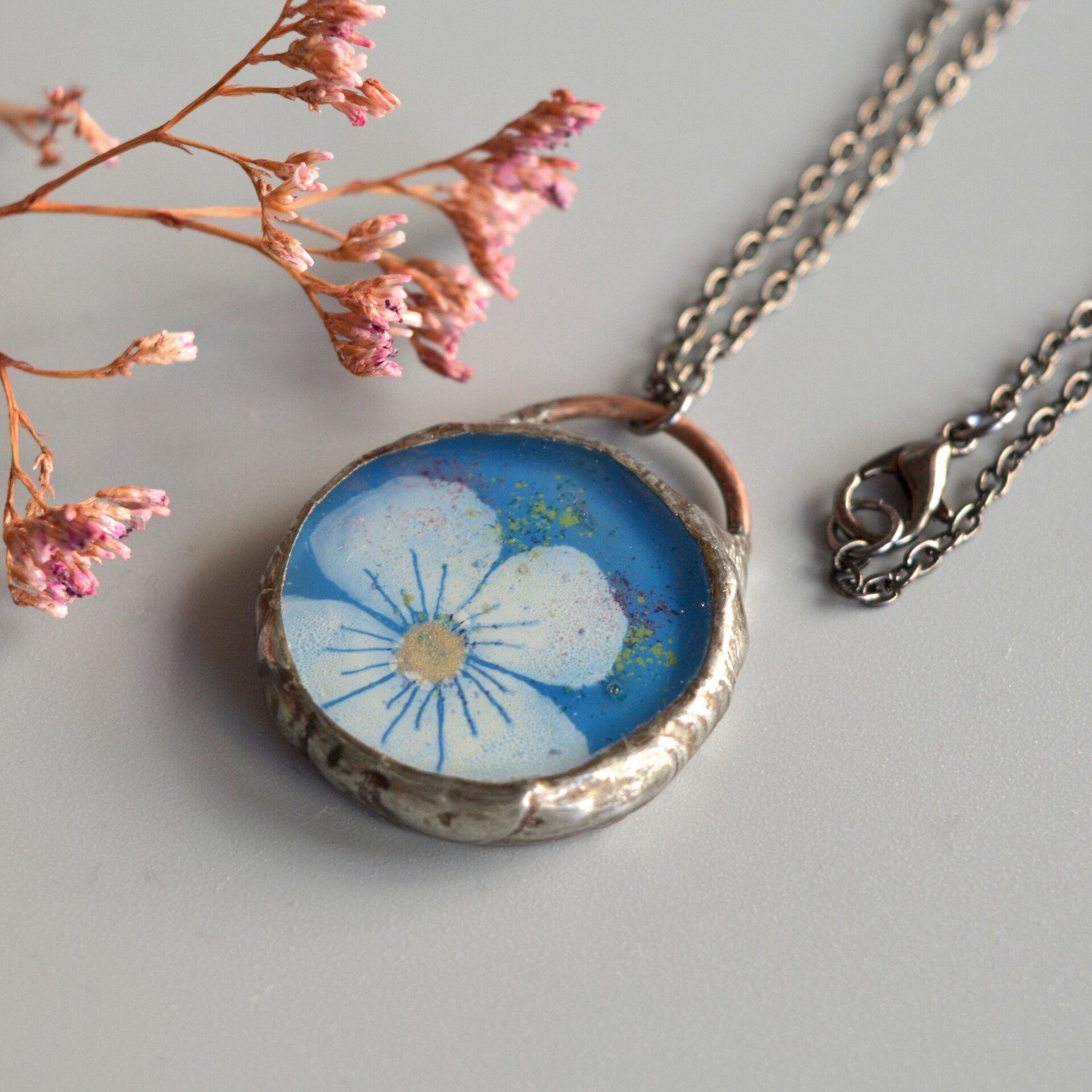 Colgante azul con flor blanca, Joyas artesanales únicas de vidrio reciclado - 4